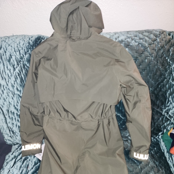 Size 2 Rain jacket BRAND NEW - Picture 4 of 6